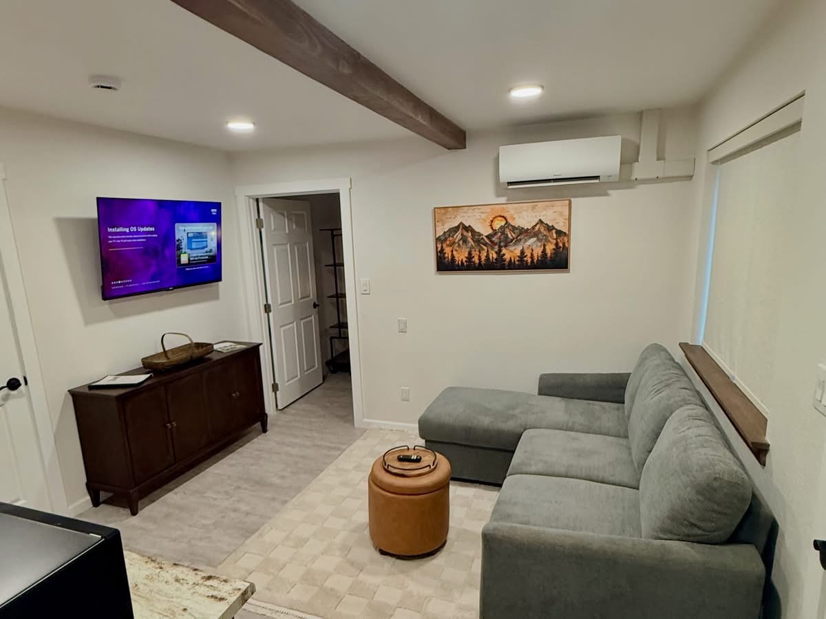 Suite Cabin 9 living area